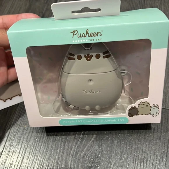 Pusheen AirPods 1/2 case - Picture 3 of 11